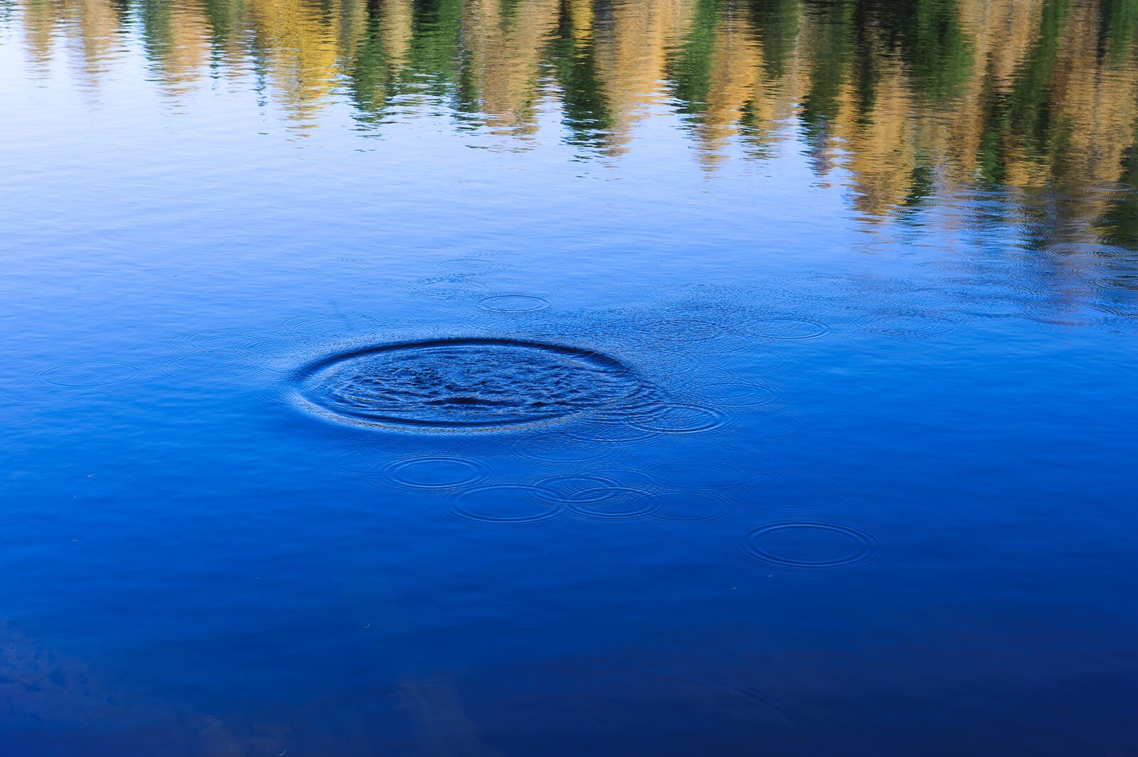 tiefblaues Wasser mit kreisförmigen Wellen 